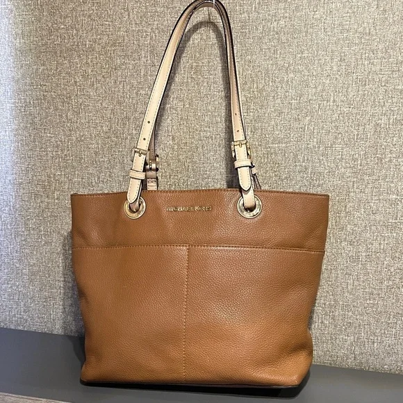 MICHAEL KORS Tan Tote snap closure 4 outside pockets. Adjustable Straps - Picture 14 of 14